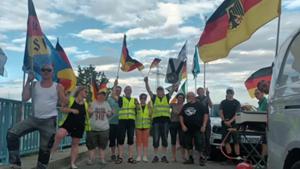 Brückenleuchten an der B2: Friedensaktion sorgt für Aufmerksamkeit zwischen Grana und Theißen!