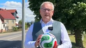 Der verzweifelte Anpfiff der elf Marionetten: Wie CDU-Landrat Götz Ulrich nach zwölf Jahren plötzlich die „Bürgernähe“ entdeckt - und doch nur bettelt