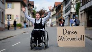 Ungebremste Rollstuhlfahrer? - DAK verweigert Kostenübernahme für die Reparatur der Rollstuhlbremse